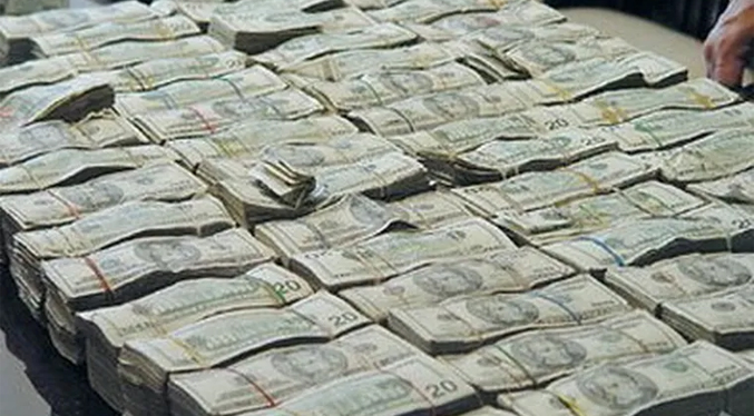 Arrojan maleta por una ventana con 82 mil dólares en un operativo anticorrupción en Brasil