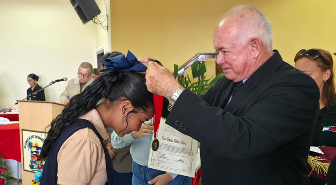 Condecoran 51 jóvenes en Mara con la Orden José Félix Ribas