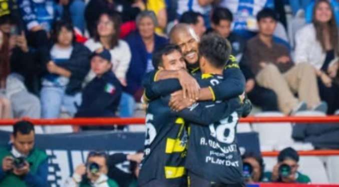 Salomón Rondón anota su tercer gol del año en la victoria del Pachuca