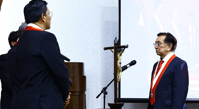 El congresista José María Balcázar jura como nuevo presidente interino de Perú