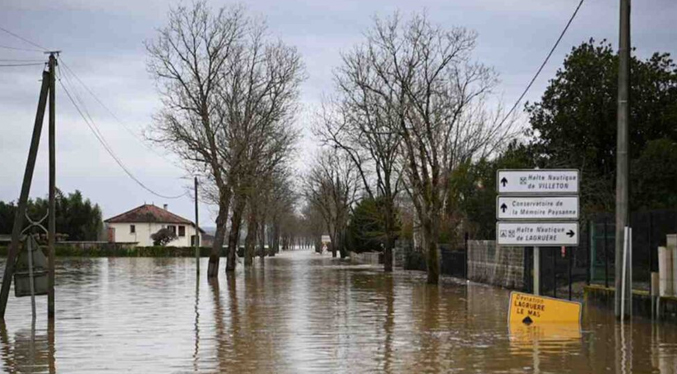 Dos departamentos franceses en alerta roja pese a descenso de lluvias