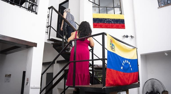 Venezolana busca autodeportarse de EEUU, pero enfrenta un problema migratorio