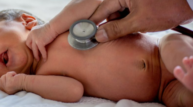 Un bebé de dos meses, detenido en un centro para migrantes en Texas