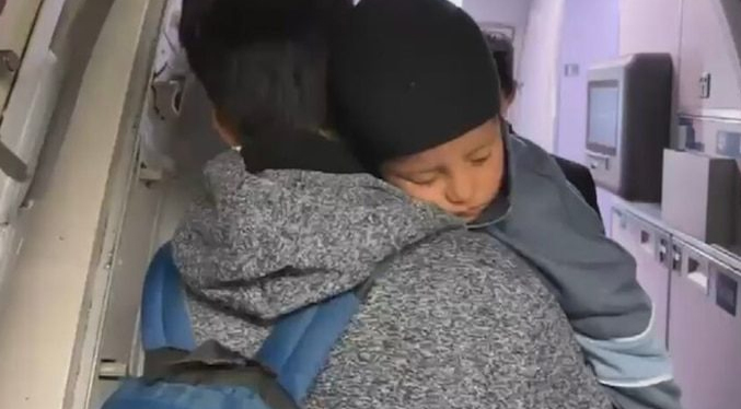 Niño y su padre regresan a Minneapolis tras ser liberados de un centro de detención en Texas
