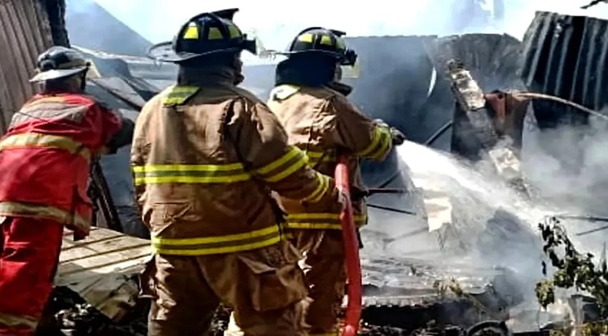 Bomberos de Maracaibo rescata a dos niños de vivienda en llamas
