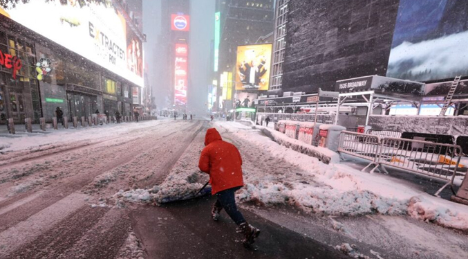 Tormenta invernal tiene paralizada a Nueva York, la peor en una década