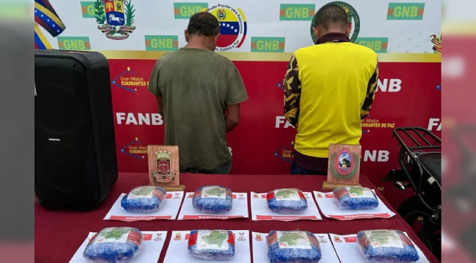 Detienen a dos hombres con más de cuatro kilos de presunta marihuana en una corneta