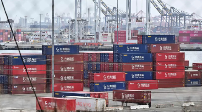 El déficit comercial de EEUU alcanza un nuevo récord en 2025