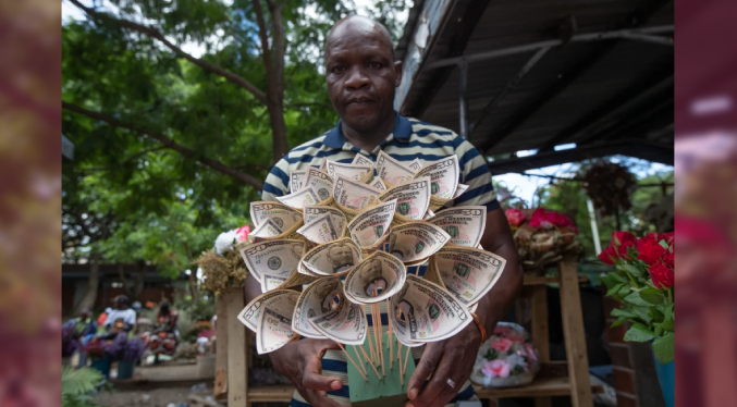 Ramos de dinero rivalizan con flores como codiciadas muestras de amor en Zimbabue por San Valentín