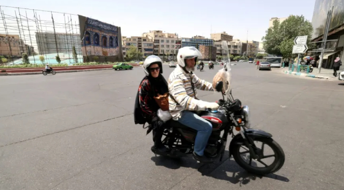 Irán autoriza formalmente a las mujeres a conducir motocicletas
