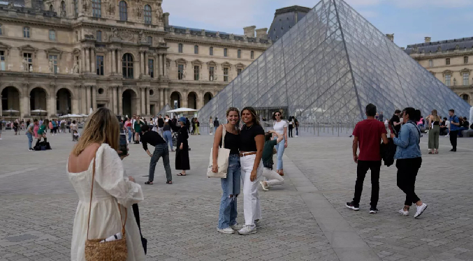 Francia recibió 102 millones de visitantes extranjeros en 2025