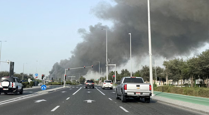 Ataque iraní provoca un incendio en un petrolero kuwaití cargado de crudo en el puerto de Dubai