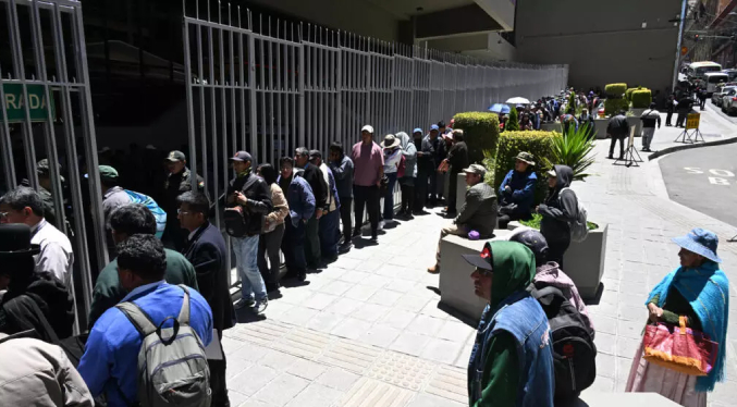 Bolivianos saturan bancos por cambiar billetes confundidos con robados de un accidente aéreo