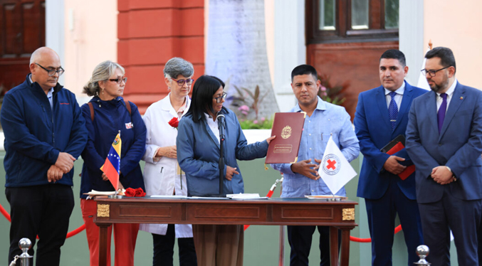 Delcy Rodríguez promulga la ley que regulará la Cruz Roja Venezolana
