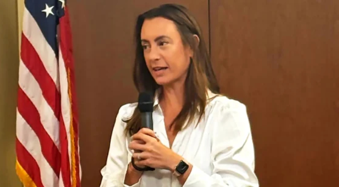 La candidata demócrata vence en el distrito de Florida donde está el resort de Trump