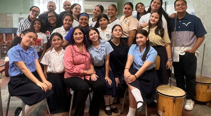 Escuela de Gaita “Lenin Pulgar” recibe charla de la solista Mitzi de Peralta