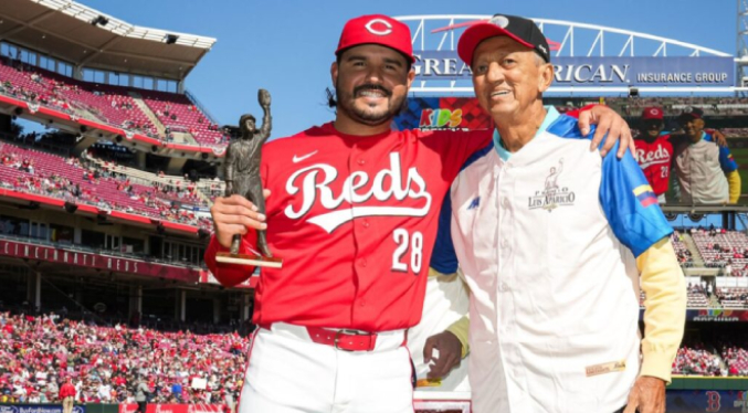 Eugenio Suárez recibe el premio Luis Aparicio