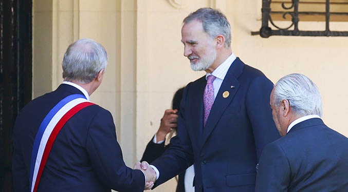 Rey de España expresa el deseo de trabajar «codo con codo» con el nuevo gobierno chileno