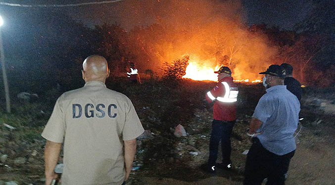 Bomberos de Maracaibo sofocan incendio a orillas del “Hueco Coquivacoa”