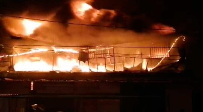 Incendia la vivienda con su esposa y su madre adentro