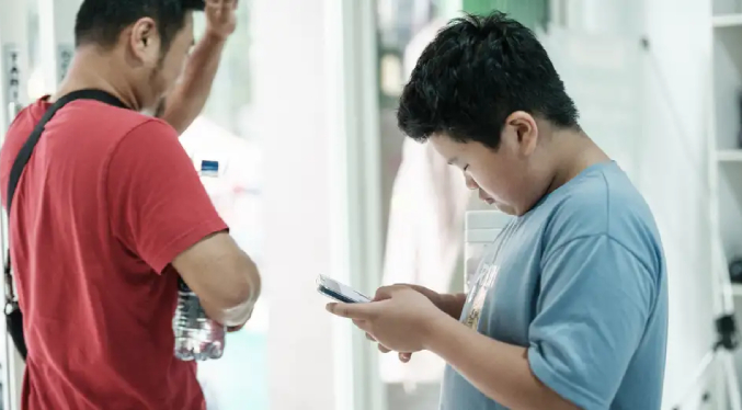 Indonesia comienza a prohibir redes sociales a menores de 16