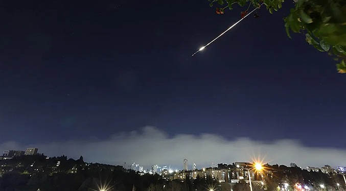 Irán lanza una nueva oleada de bombardeos contra Israel y bases estadounidenses en Irak