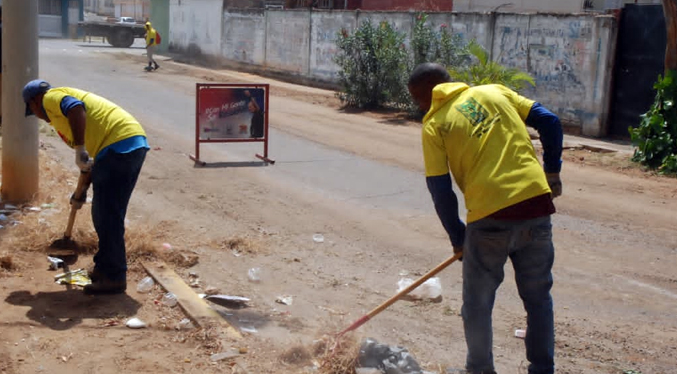 Unidad educativa y bloques de Raúl Leoni reciben operativo de limpieza del IMA