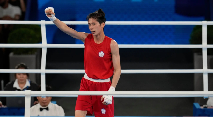 La campeona olímpica taiwanesa envuelta en debate de género gana su 1er combate en Asia
