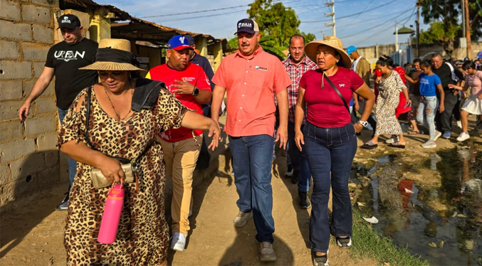 Caldera inspecciona trabajos de sustitución de colectores en la parroquia Idelfonso Vásquez