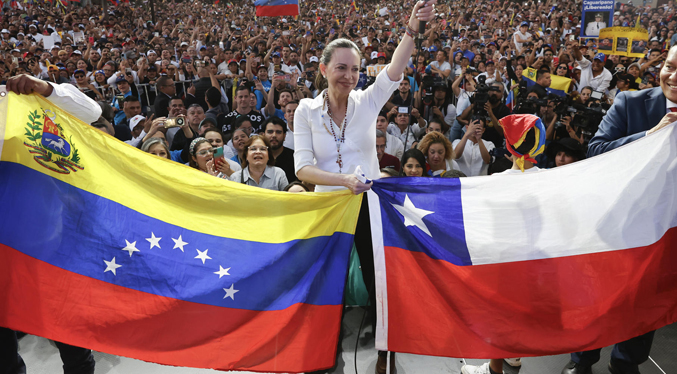 María Corina sostiene un encuentro con venezolanos en Chile
