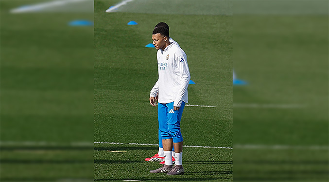 Mbappé ya golpea balón y apura su vuelta