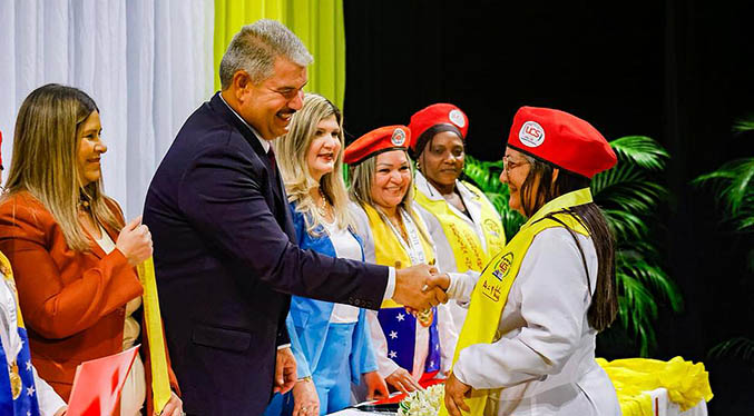 Gobernador Caldera acompaña graduación de 156 médicos integrales comunitarios en Zulia