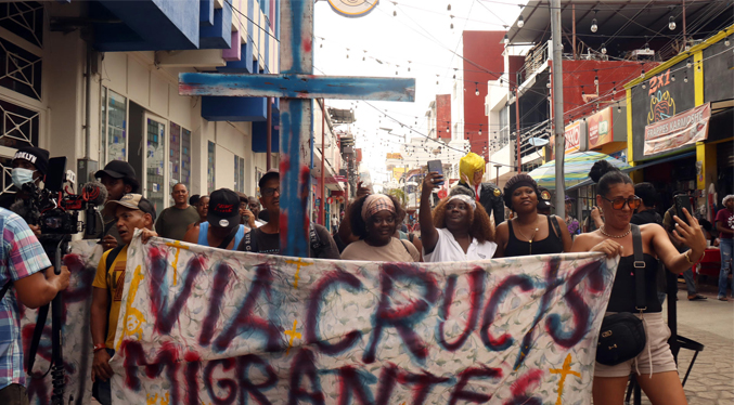 Migrantes recrean un viacrucis para visibilizar la crisis migratoria en el sur de México