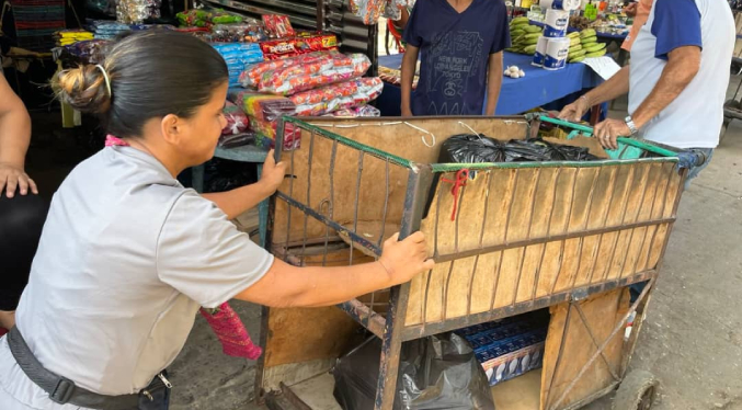 Mujeres que cambian tacones por carretillas y maquillaje por sudor