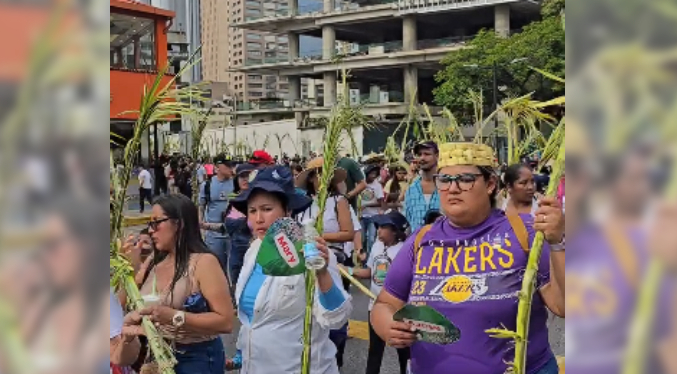 Cientos de ‘palmeros’ bajan de la montaña de Caracas con palmas para el Domingo de Ramos