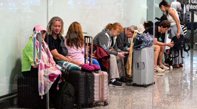 Cientos de pasajeros varados en Bali debido a la guerra en Oriente Medio