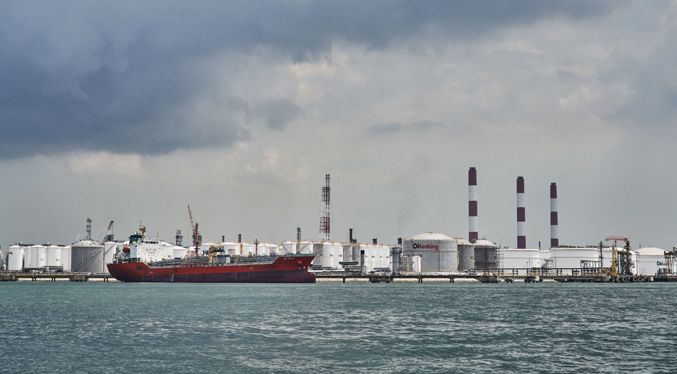 Millones de barriles en el mar: El crudo iraní anclado ante Singapur y con destino a China