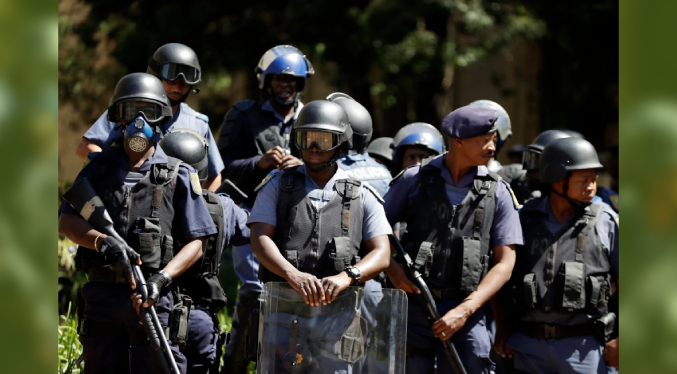 Sudáfrica arresta a 12 altos mandos policiales por presunta corrupción