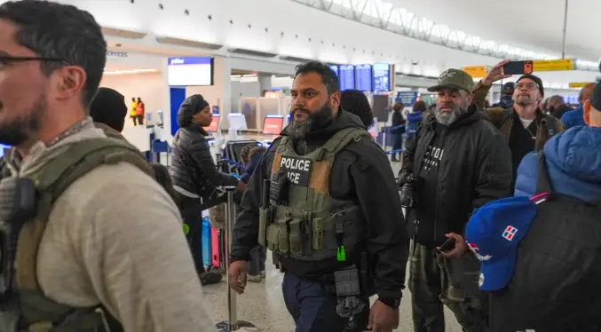 Policías de ICE vistos en aeropuerto de Atlanta tras orden de Trump en cierre