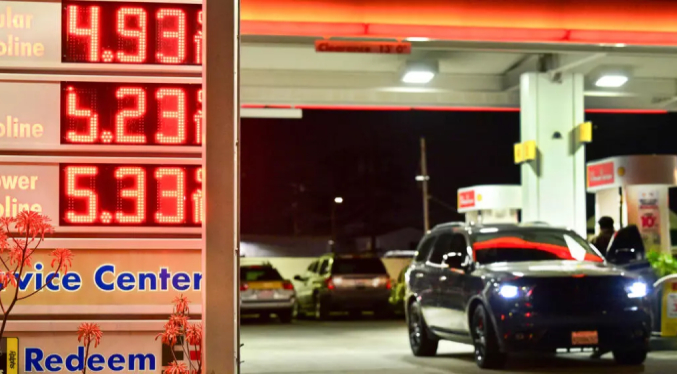 Alza de combustibles en EEUU amenaza con desatar un frente de batalla interno para Trump