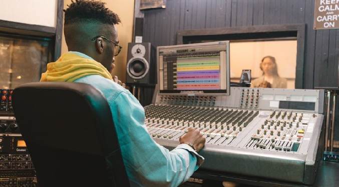 Aumento de ingresos de la industria musical global, que reclama regulación de la IA