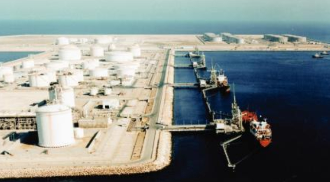 Petrolera saudí prepara el puerto de Yanbu para exportar 5 millones de barriles evitando el estrecho de Ormuz