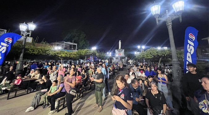 La música y la tradición se apoderan del Bulevar de Santa Lucía con la Retreta