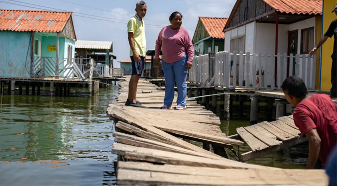 Alcaldía de Maracaibo reemplaza cominerías de madera en Santa Rosa de Agua