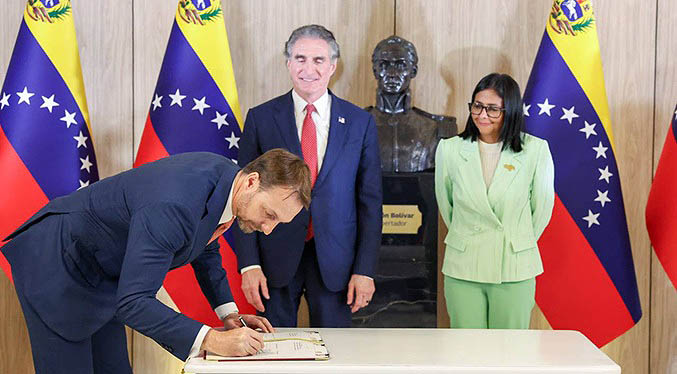 Venezuela y Shell firman acuerdos petroleros
