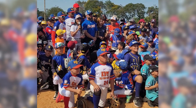 Silvino Bracho comparte conocimientos de béisbol con 180 niños y jóvenes