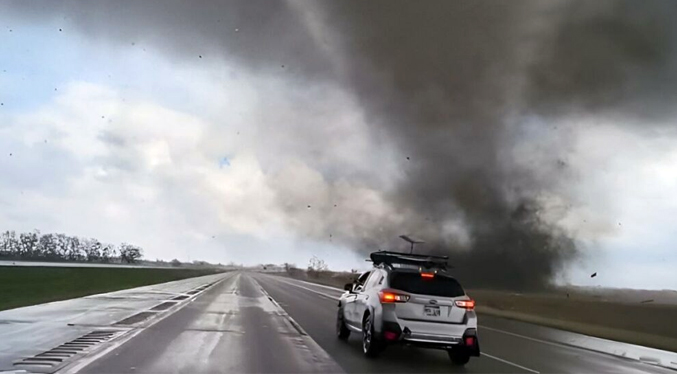 Al menos dos personas mueren tras el paso de peligrosos tornados por el centro de EEUU