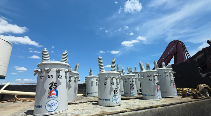 Alcalde Labarcaen entrega transformadores a comunidades del eje Guasare