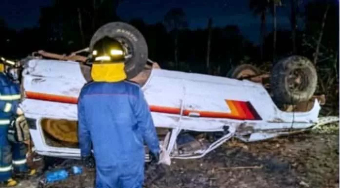 Tres muertos y cinco heridos en vuelco de camioneta en la autopista de Los Llanos