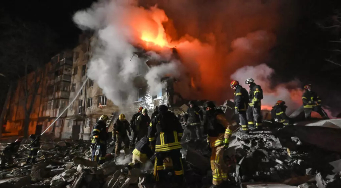 Al menos 12 muertos y un edificio residencial destruido tras bombardeos rusos en Ucrania